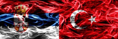 Sırbistan rakip Türkiye, Türk bayrakları yan yana yerleştirilmiş duman. Kalın ipeksi duman bayrakları Sırp ve Türkiye, Türk renkli