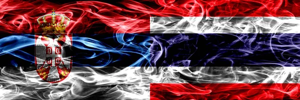 塞尔维亚 泰国烟旗并排放置 塞尔维亚和泰国 厚颜色的丝绸烟雾旗 — 图库照片