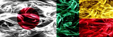 Japonya Rakip Benin, yan yana yerleştirilmiş Beninese duman bayrakları