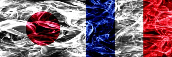 日本対フランス 並べて煙のフランスの国旗 — ストック写真