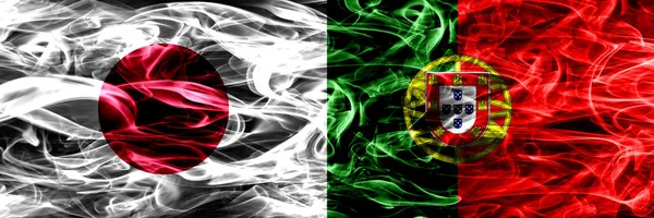 Япония Против Португалии Португальские Дымовые Флаги Размещенные Бок Бок — стоковое фото
