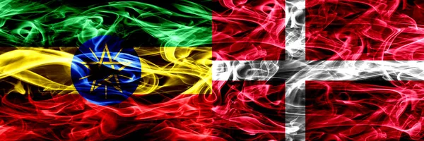 Etiyopya vs Danimarka, Danca renkli bayrakları yan yana yerleştirilmiş duman.
