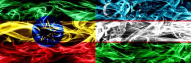 Etiyopya vs Özbekistan, özbek renkli bayrakları yan yana yerleştirilmiş duman.
