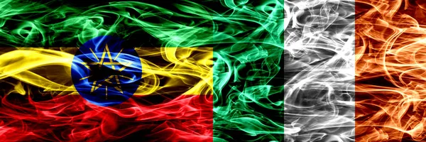 Etiyopya vs İrlanda, İrlanda renkli bayrakları yan yana yerleştirilmiş duman.