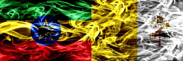 Etiyopya vs Vatikan renkli duman bayrakları yan yana yerleştirilmiş