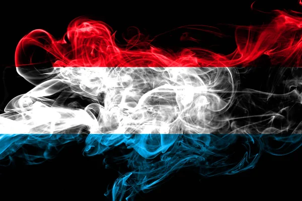 卢森堡五颜六色的吸烟旗2018 — 图库照片