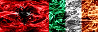 Arnavutluk vs İrlanda, İrlanda bayrakları yan yana yerleştirilmiş duman. Kalın ipeksi duman bayrak Arnavutça ve İrlanda, İrlanda, renkli