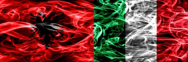 アルバニア対イタリア イタリア語は煙サイド サイド配置フラグ 厚い色のアルバニア イタリア イタリアの絹のような煙フラグ — ストック写真