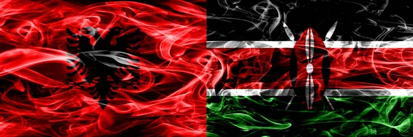 阿尔巴尼亚 肯尼亚 肯尼亚的烟雾旗并排放置 阿尔巴尼亚和肯尼亚 肯尼亚的厚彩色丝状烟雾标志 — 图库照片