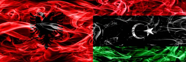 Αλβανία Λιβύη Λιβύης Καπνίζουν Σημαίες Που Τοποθετούνται Δίπλα Δίπλα Χοντρό — Φωτογραφία Αρχείου