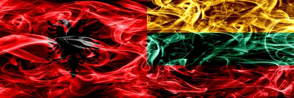 アルバニア対リトアニア リトアニアの煙サイド サイド配置フラグ 厚い色のアルバニア語およびリトアニア リトアニア語の絹のような煙フラグ — ストック写真