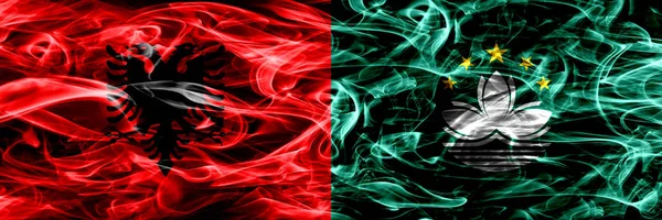 阿尔巴尼亚 中国烟旗并排放置 阿尔巴尼亚和澳门的浓色丝滑烟雾旗 — 图库照片