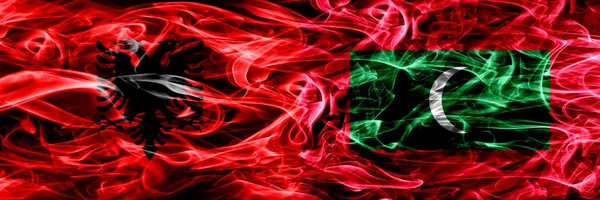 Albânia Maldivas Bandeiras Fumaça Das Maldivas Colocadas Lado Lado Bandeiras — Fotografia de Stock