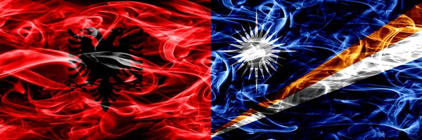 Albanien Marshallöarna Röker Flaggor Placeras Sida Vid Sida Tjock Färgad — Stockfoto