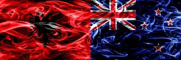 Албания Против Новой Зеландии Новозеландские Дымовые Флаги Размещенные Бок Бок — стоковое фото