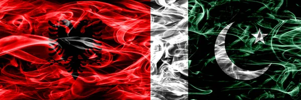 Albánia Pakisztán Pakisztáni Füst Zászlók Egymás Mellé Vastag Színes Füst — Stock Fotó