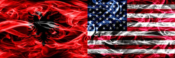 阿尔巴尼亚 美利坚合众国 美国的烟雾旗并排放置 阿尔巴尼亚和美利坚合众国的厚彩色丝状烟雾旗 — 图库照片