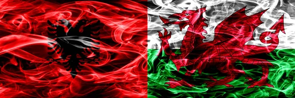 Albania Galles Bandiere Fumogene Gallesi Affiancate Bandiere Fumo Color Seta — Foto Stock