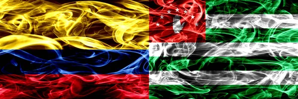 Kolumbien Gegen Abchasien Abchasische Rauchfahnen Nebeneinander Dicke Farbige Seidige Rauchfahnen — Stockfoto
