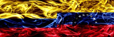 Kolombiya rakip Venezuela, Venezüella Devlet bayrakları yan yana yerleştirilmiş duman. Kalın ipeksi duman bayrak Kolombiya ve Venezuela, Venezüella, renkli