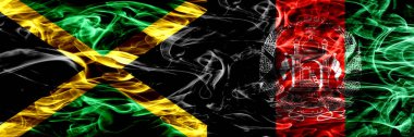 Jamaika vs Afganistan, Afganistan Afganisi bayrakları yan yana yerleştirilmiş duman. Jamaika ve Afganistan, Afganistan Afganisi ipeksi duman bayrakları kalın renkli