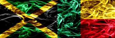 Jamaika vs Benin, Beninese yan yana yerleştirilmiş bayrakları duman. Kalın ipeksi duman bayrakları Jamaika ve Benin, Beninese renkli