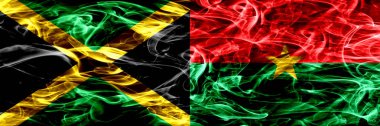 Jamaika rakip Burkina Faso duman bayrakları yan yana yerleştirilmiş. Jamaika ve Burkina Faso ipeksi duman bayrakları renkli kalın