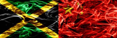 Jamaika vs Çin, Çince bayrakları yan yana yerleştirilmiş duman. Kalın ipeksi duman bayrak Jamaika ve Çin, Çince, renkli