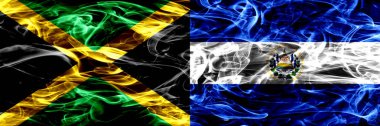 Jamaika vs El Salvador, Salvador bayrakları yan yana yerleştirilmiş duman. Jamaika ve El Salvador, Salvador ipeksi duman bayrakları renkli kalın