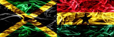 Jamaika rakip Gana, Ganalı bayrakları yan yana yerleştirilmiş duman. Kalın ipeksi duman bayrakları Jamaika ve Gana, Ganalı renkli
