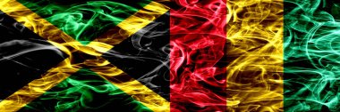 Jamaika vs Gine, Gine bayrakları yan yana yerleştirilmiş duman. Kalın ipeksi duman bayrak Jamaika ve Gine, Gine, renkli