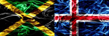 Jamaika vs İzlanda, İzlandaca bayrakları yan yana yerleştirilmiş duman. Kalın ipeksi duman bayrak Jamaika ve İzlanda, İzlandaca, renkli