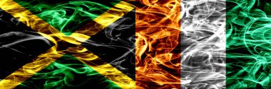 Jamaika vs Fildişi Sahili duman bayrakları yan yana yerleştirilmiş. Kalın ipeksi duman bayrak Jamaika ve Fildişi Sahili, renkli