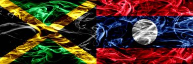 Jamaika vs Laos bayrakları yan yana yerleştirilmiş duman. Jamaika ve Laos ipeksi duman bayrakları renkli kalın