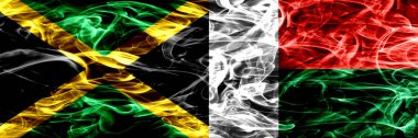 Jamaika vs Madagaskar, Madagascan yan yana yerleştirilmiş bayrakları duman. Kalın ipeksi duman bayrakları Jamaika ve Madagaskar, Madagascan renkli