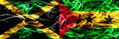 Jamaika vs Sao Tome ve Principe bayrakları yan yana yerleştirilmiş duman. Jamaika ve Sao Tome ve Principe ipeksi duman bayrakları renkli kalın