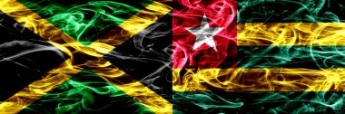Jamaika vs Togo, Togo bayrakları yan yana yerleştirilmiş duman. Kalın ipeksi duman bayrak Jamaika ve Togo, Togo, renkli