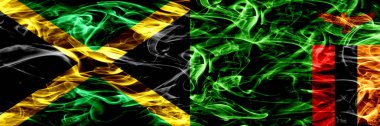 Jamaika vs Zambiya, Zambia bayrakları yan yana yerleştirilmiş duman. Kalın ipeksi duman bayrak Jamaika ve Zambiya, Zambia, renkli
