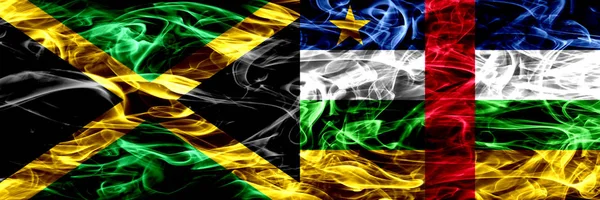 Jamaika vs Orta Afrika Cumhuriyeti bayrakları yan yana yerleştirilmiş duman. Jamaika ve Orta Afrika Cumhuriyeti ipeksi duman bayrakları renkli kalın