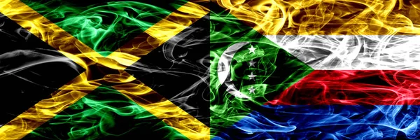 Jamaika vs Komorlar, Komor bayrakları yan yana yerleştirilmiş duman. Kalın ipeksi duman bayrakları Jamaika ve Komor Adaları, Komor renkli
