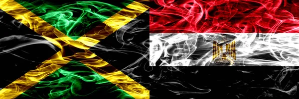 Jamaica Gegen Ägypten Ägyptische Rauchfahnen Nebeneinander Platziert Dicke Farbige Seidige — Stockfoto