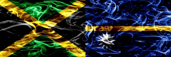 Jamaika vs Nauru duman bayrakları yan yana yerleştirilmiş. Jamaika ve Nauru ipeksi duman bayrakları renkli kalın