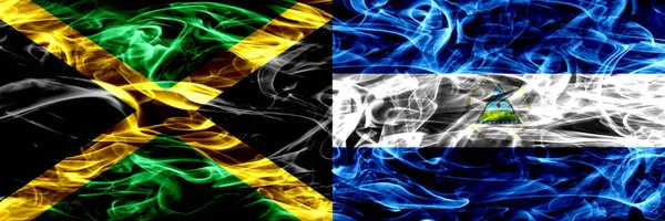 Jamaika vs Nikaragua, Nikaragua bayrakları yan yana yerleştirilmiş duman. Kalın ipeksi duman bayrak Jamaika ve Nikaragua, Nikaragua, renkli