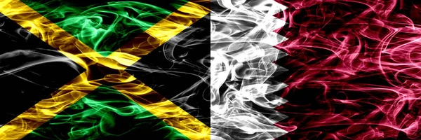 Jamaika vs Katar, Katar bayrakları yan yana yerleştirilmiş duman. Kalın ipeksi duman bayrakları, Jamaika ve Katar Katar renkli