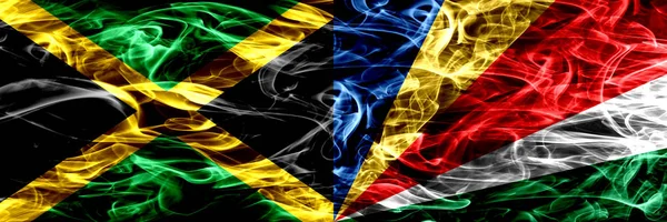 ジャマイカ セイシェル Seychelloise 煙サイド サイド配置フラグ 厚い色のジャマイカ セイシェル Seychelloise の絹のような煙フラグ — ストック写真