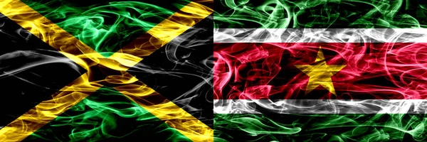 Jamaika vs Surinam, Surinam bayrakları yan yana yerleştirilmiş duman. Kalın ipeksi duman bayrak Jamaika ve Surinam, Surinam, renkli