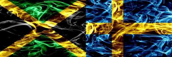 牙买加 瑞典的烟雾旗并排放置 牙买加和瑞典 瑞典的厚彩色的丝状烟雾标志 — 图库照片