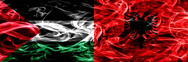 巴勒斯坦 阿尔巴尼亚 阿尔巴尼亚烟旗并排放置 粗色丝状烟雾旗的巴勒斯坦和阿尔巴尼亚 阿尔巴尼亚人 — 图库照片