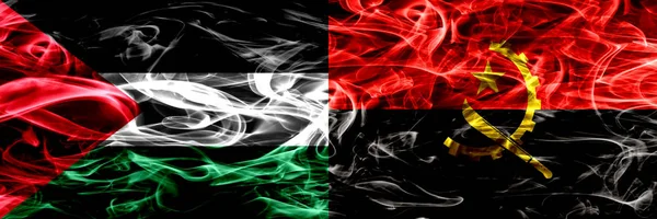 巴勒斯坦 安哥拉 安哥拉的烟雾旗并排放置 巴勒斯坦和安哥拉 安哥拉的厚彩色丝状烟雾旗 — 图库照片