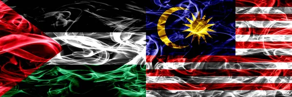 巴勒斯坦 马来西亚 马来西亚的烟雾旗并排放置 在巴勒斯坦和马来西亚 马来西亚的厚彩色丝状烟雾旗 — 图库照片